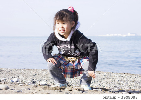 海岸で遊ぶ少女 3909098