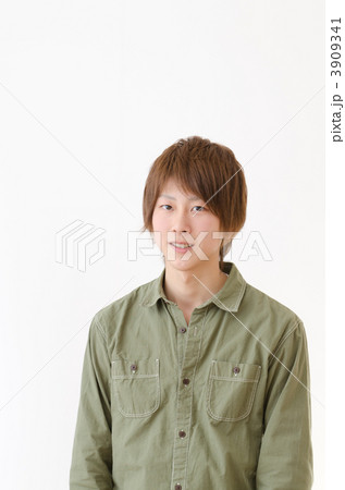 カジュアルな服を着た若い男性 3909341