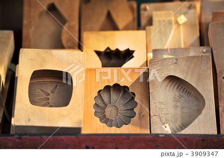 京のアンティーク 和菓子作りの道具の写真素材