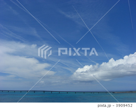 海に架かる橋と飛行機雲(宮古島の池間大橋) 海に架かる橋と飛行機雲(宮古島の池間大橋) 3909452