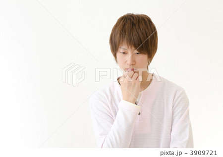 カジュアルな服を着た若い男性 カジュアルな服を着た若い男性 3909721