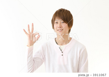 カジュアルな服を着た若い男性 3911067