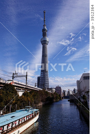 源森橋より東京スカイツリーと青空を臨む 3912364
