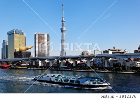 隅田川の遊覧船 ヒミコと東京スカイツリーと青空の写真素材