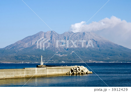 桜島と灯台 桜島と灯台 3912429