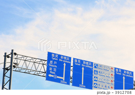 青空と行き先表示板 3912708