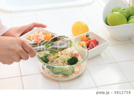 キッチン　調理　サラダ 3912759