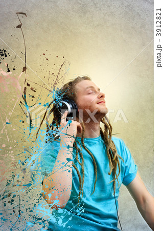 ヘッドホンで音楽を聴く 3912821