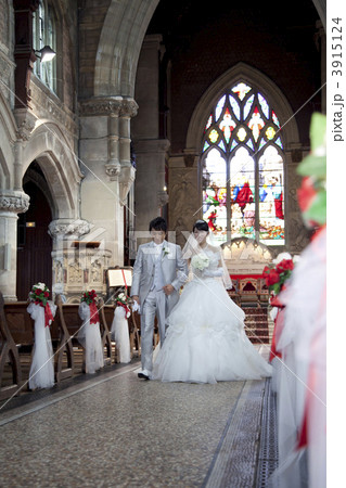 教会の新郎新婦 3915124