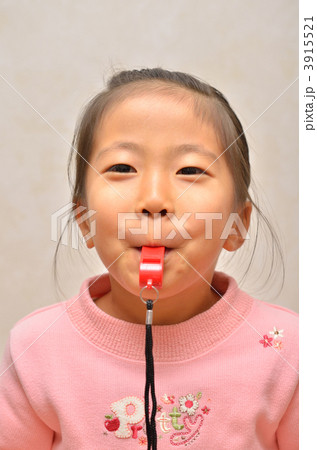 笛を吹く女の子の写真素材 [3915521] - PIXTA