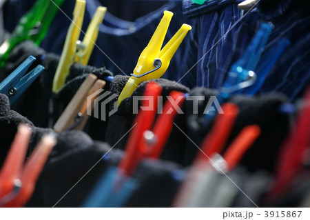 Clothespins on clothesline 3915867