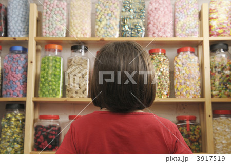 girl in sweet shop 3917519