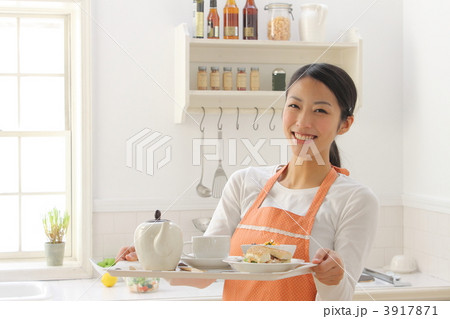 女性 キッチン 笑顔 女性 キッチン 笑顔 3917871