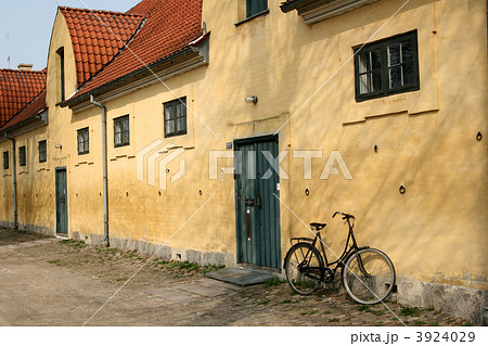yellow house 3924029