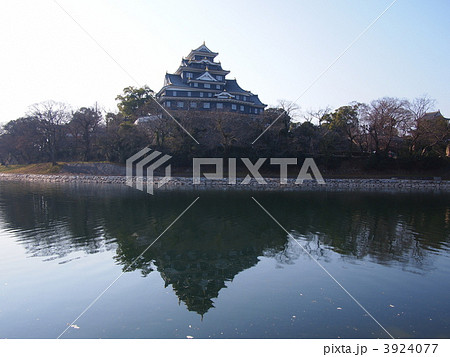 旭川に映る岡山城天守閣 3924077