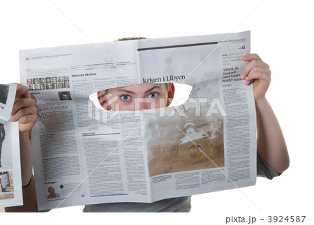 Reading newspaper 3924587