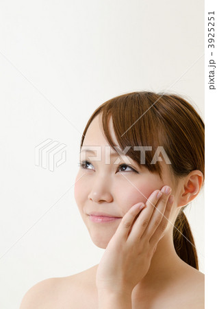 若い女性スキンケアイメージ 3925251