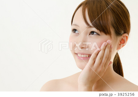 若い女性スキンケアイメージ 3925256