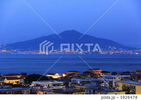 イタリア 夜のソレントの街並みとナポリ湾越しに望むヴェスヴィオ山 3926478