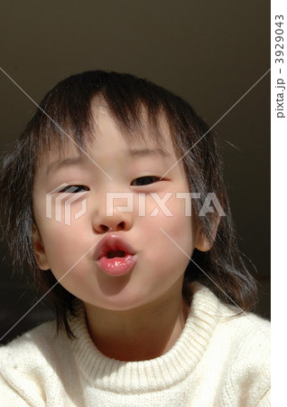 チュッしてる男の子 チュッしてる男の子 3929043