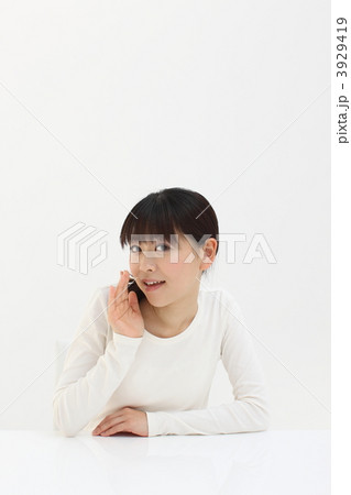 人物　女性　囁く 3929419