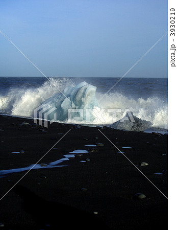 Black volcanic beach and icebergs Black volcanic beach and icebergs 3930219