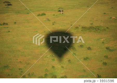 Shadow of a hot air balloon 3931596