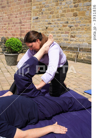 Hamstring being stretched 3931836