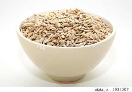 A bowl full of sunflower seeds 3932307