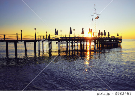 Sunrise silhouette 3932465