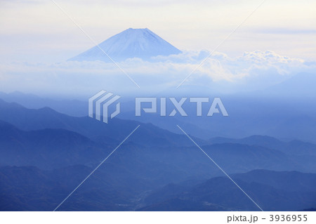 富士山　朝もやの彼方に 3936955