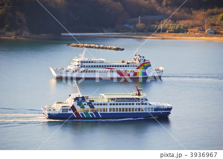瀬戸内海を行きかうフェリー 3936967