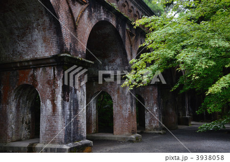 京都、新緑の南禅寺水路閣 3938058