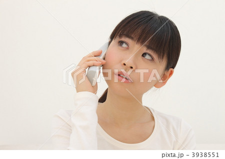 女性　電話　話す 3938551