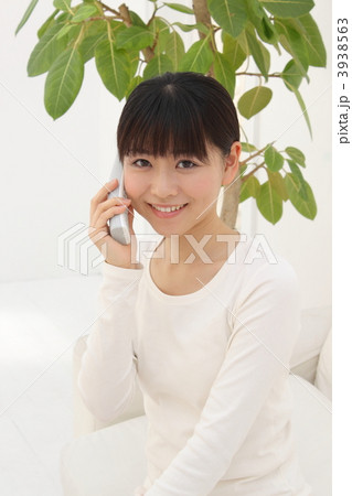 女性 電話 話す 女性 電話 話す 3938563
