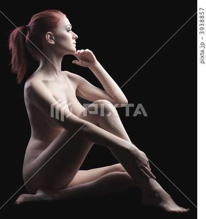Beauty naked girl sit in dark - close her body 3938857