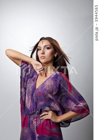 Beauty woman posing in indian dress Beauty woman posing in indian dress 3944565