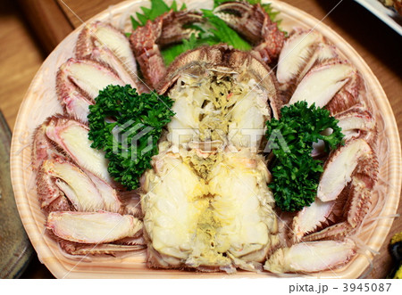 プラスチックトレーの上の北海道産の身がぎっしりのカットした毛蟹 3945087