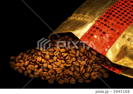 Gold bag with coffee beans 3945168