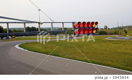 traffic light on sport track 3945634