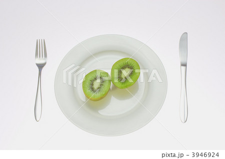 皿の上にキュウイフルーツ　 3946924