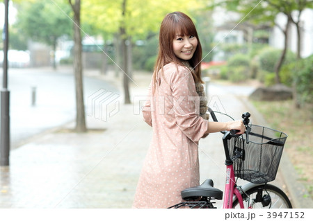 自転車の女性 自転車の女性 3947152