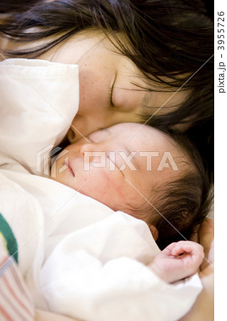 新生児と母親 3955726