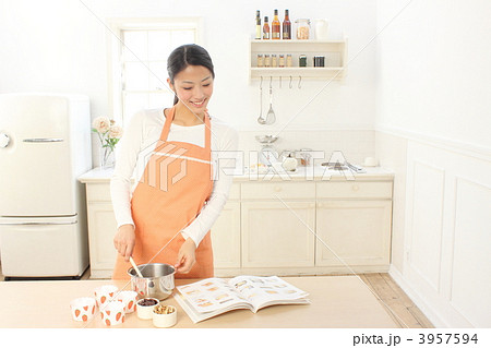 女性　キッチン　料理 3957594