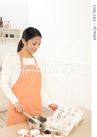 女性　キッチン　料理 3957601