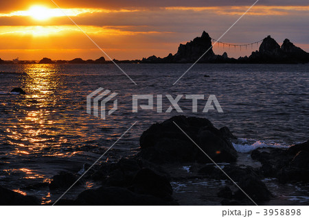 真鶴海岸での日の出 3958898