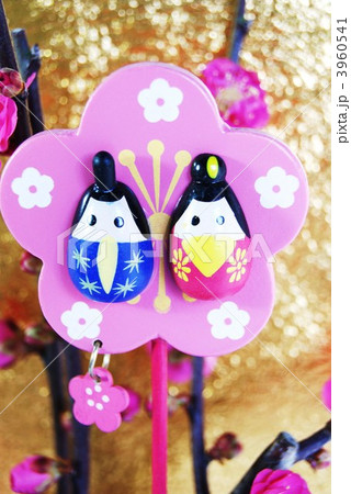 お雛さまイメージ・梅の花と木製飾り縦位置アップ お雛さまイメージ・梅の花と木製飾り縦位置アップ 3960541