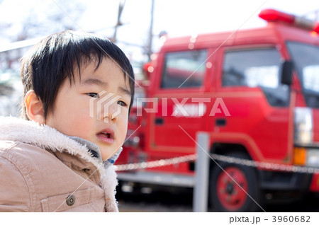消防車と子供の写真素材