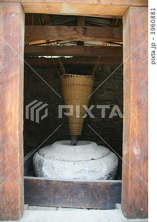 ブータン王国パロの石臼 ブータン王国パロの石臼 3960881