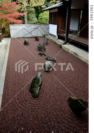 龍吟庵、東庭の赤砂 3961062